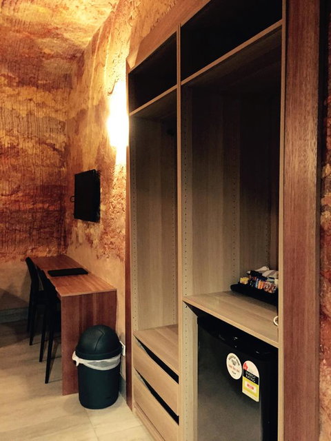 The Lookout Cave Underground Motel - Australian Directory 36
