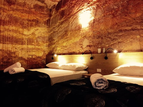 The Lookout Cave Underground Motel - Australian Directory 34