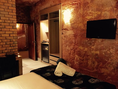 The Lookout Cave Underground Motel - Australian Directory 42