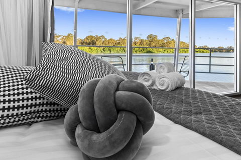 Murray River Queen - Australian Directory 8