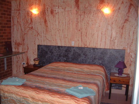 Radeka Downunder Underground Motel - Australian Directory 1