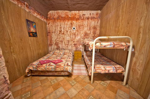 Radeka Downunder Underground Motel - Australian Directory 2