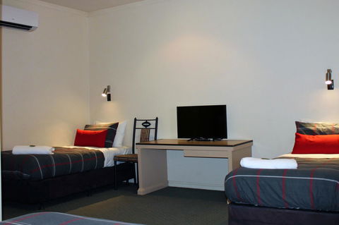 John Pirie Motor Inn - Australian Directory 15