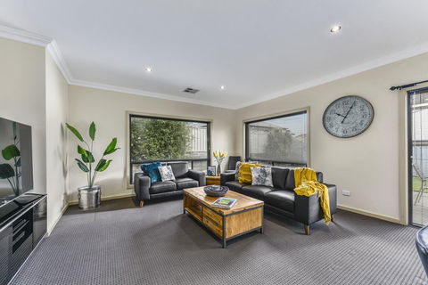 Accommodation On Lansell 2 - Australian Directory 8