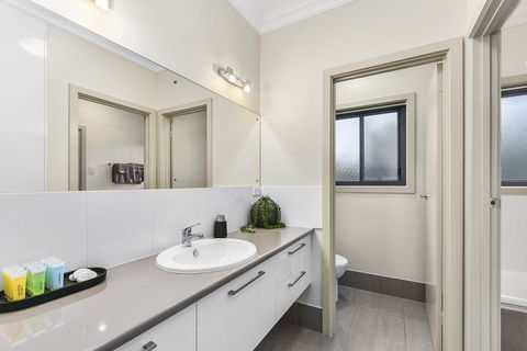 Accommodation On Lansell 2 - Australian Directory 10