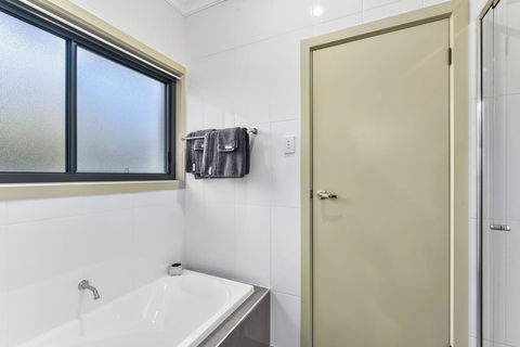 Accommodation On Lansell 2 - Australian Directory 11