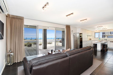 Esplanade Escape - Australian Directory 1
