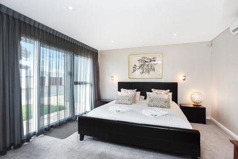 Esplanade Escape - Australian Directory 25