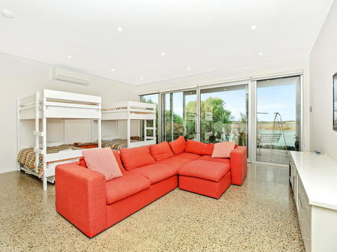 Muse On The Murray - Australian Directory 34