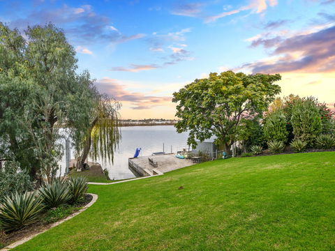 Muse On The Murray - Australian Directory 11