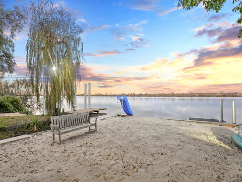 Muse On The Murray - Australian Directory 5