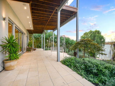 Muse On The Murray - Australian Directory 31