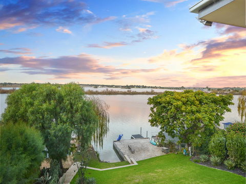 Muse On The Murray - Australian Directory 18