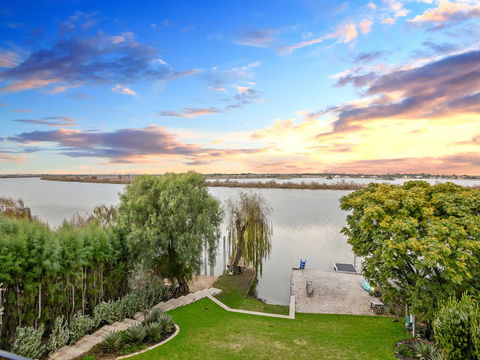 Muse On The Murray - Australian Directory 14