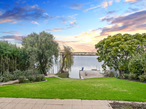 Muse On The Murray - Australian Directory 12