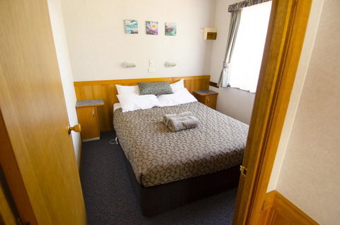 Lakeside Tourist Park - Australian Directory 14