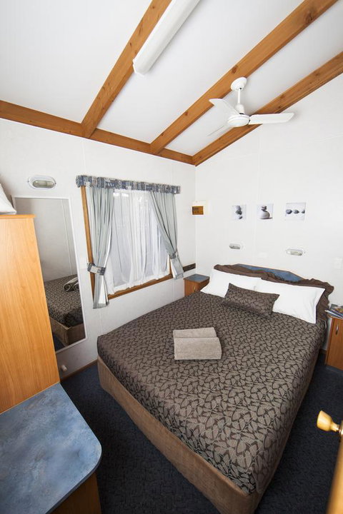 Lakeside Tourist Park - Australian Directory 15