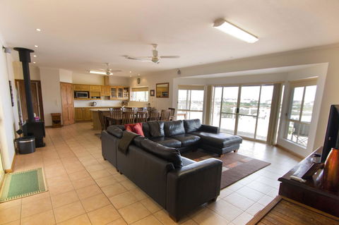 Limestone Ridge - Australian Directory 4