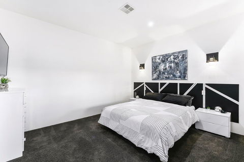 KENNEDY EXECUTIVE TOWNHOUSE - Australian Directory 2