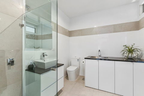 KENNEDY EXECUTIVE TOWNHOUSE - Australian Directory 5