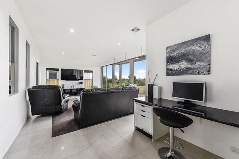 KENNEDY EXECUTIVE TOWNHOUSE - Australian Directory 16