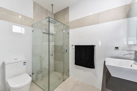 KENNEDY EXECUTIVE TOWNHOUSE - Australian Directory 7