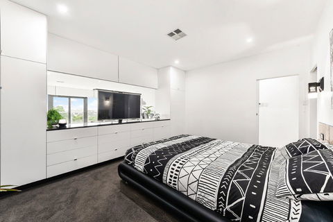 KENNEDY EXECUTIVE TOWNHOUSE - Australian Directory 20