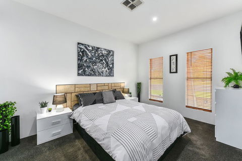 KENNEDY EXECUTIVE TOWNHOUSE - Australian Directory 4