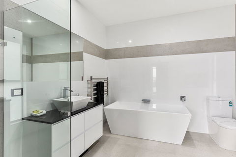 KENNEDY EXECUTIVE TOWNHOUSE - Australian Directory 1