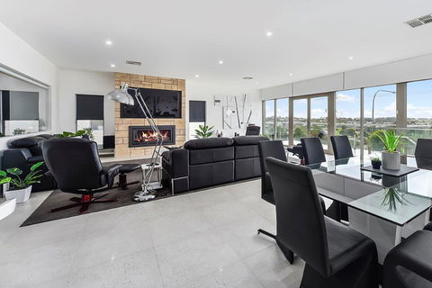 KENNEDY EXECUTIVE TOWNHOUSE - Australian Directory 19