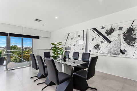 KENNEDY EXECUTIVE TOWNHOUSE - Australian Directory 10