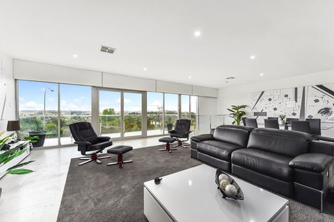 KENNEDY EXECUTIVE TOWNHOUSE - Australian Directory 13