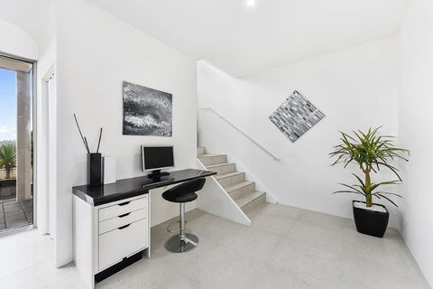 KENNEDY EXECUTIVE TOWNHOUSE - Australian Directory 8