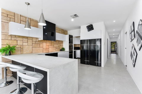 KENNEDY EXECUTIVE TOWNHOUSE - Australian Directory 6