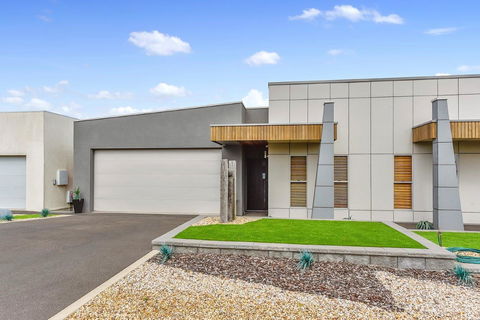 KENNEDY EXECUTIVE TOWNHOUSE - Australian Directory 9