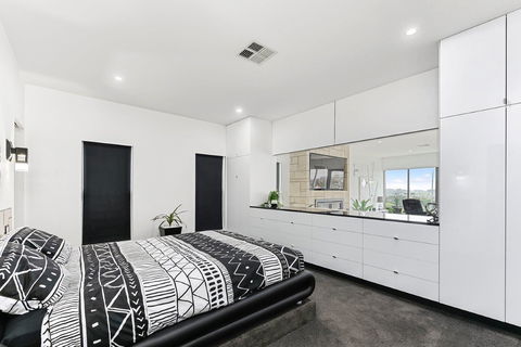 KENNEDY EXECUTIVE TOWNHOUSE - Australian Directory 11