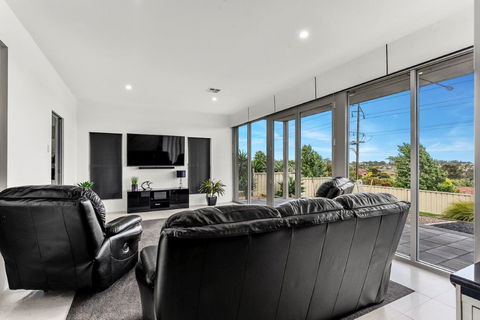 KENNEDY EXECUTIVE TOWNHOUSE - Australian Directory 14