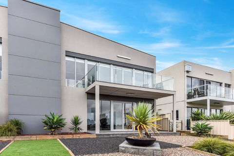 KENNEDY EXECUTIVE TOWNHOUSE - Australian Directory 17