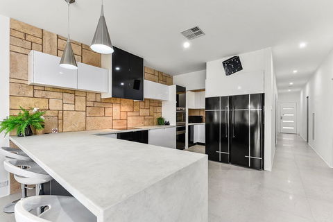 KENNEDY EXECUTIVE TOWNHOUSE - Australian Directory 12