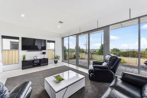 KENNEDY EXECUTIVE TOWNHOUSE - Australian Directory 18