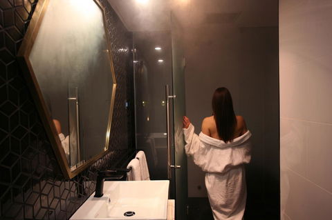 Ellen Hotel - Australian Directory 6
