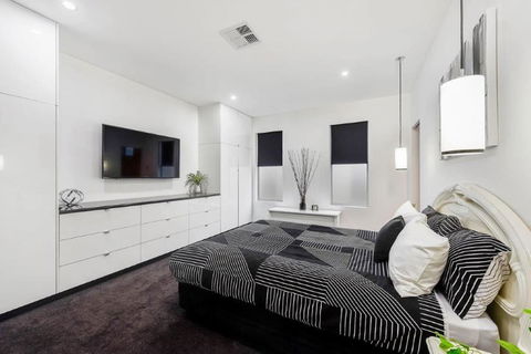 BENGALEE EXECUTIVE TOWNHOUSE- MODERN & STYLISH - Australian Directory 11