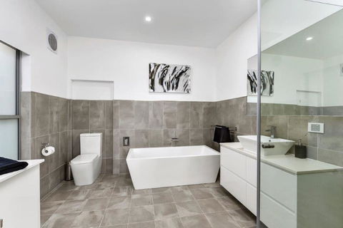 BENGALEE EXECUTIVE TOWNHOUSE- MODERN & STYLISH - Australian Directory 8