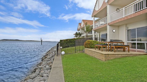 Salt Waterfront Apartment - Australian Directory 4
