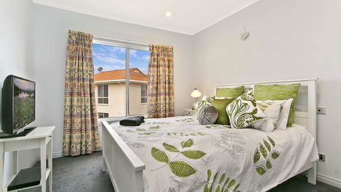 Salt Waterfront Apartment - Australian Directory 12