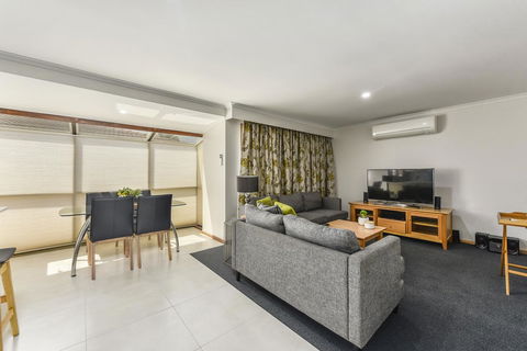 City Four Apartment - Australian Directory 2