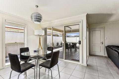 City Fringe Apartment - Australian Directory 6