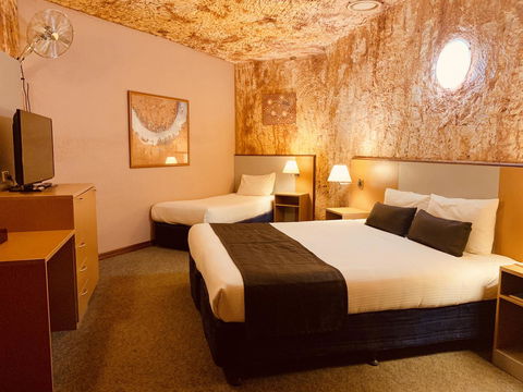 Desert Cave Hotel - Australian Directory 23