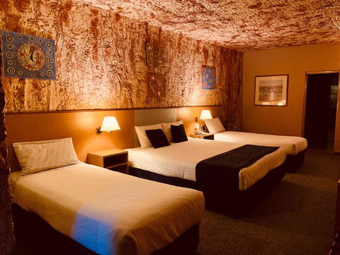 Desert Cave Hotel - Australian Directory 29