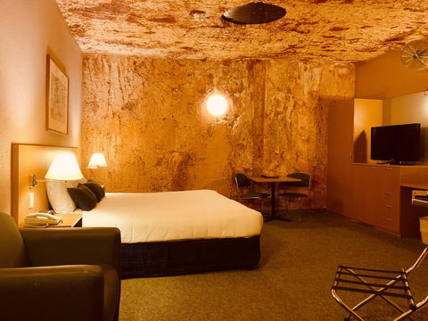 Desert Cave Hotel - Australian Directory 18